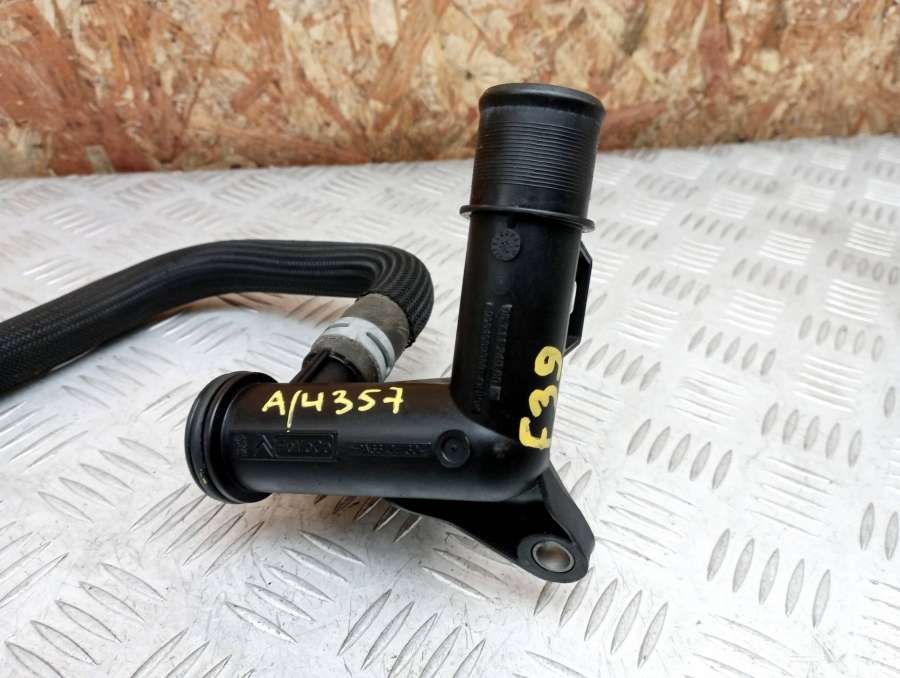 96711249809684589080 Фланец (тройник) системы охлаждения  Citroen Berlingo 2  (B9) 2014г. | Фото № 2  96711249809684589080 Фланец (тройник) системы охлаждения  Citroen Berlingo 2  (B9) 2014г. - Фото 2