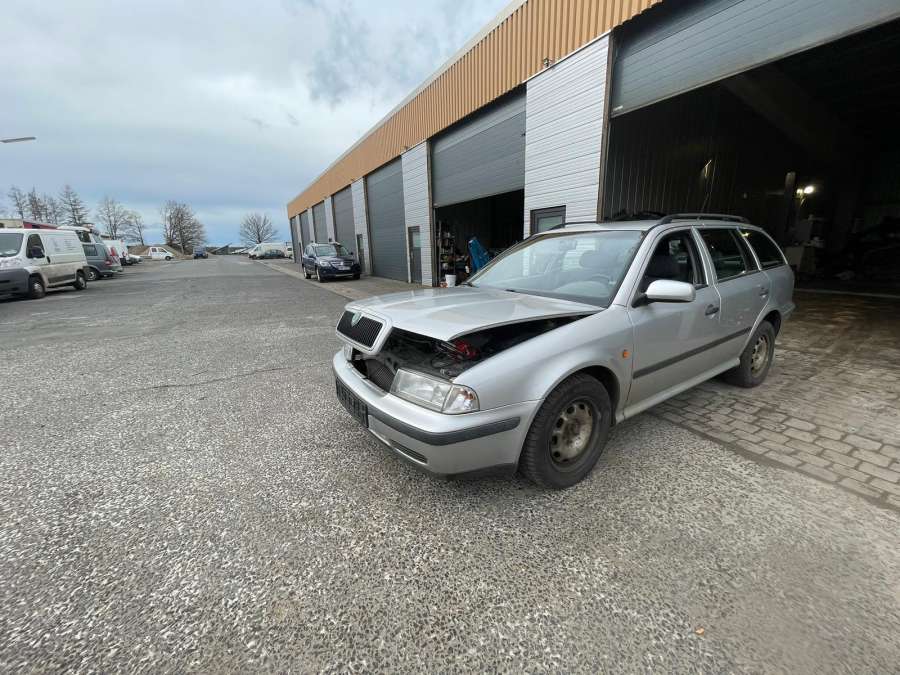 3B0959855B Кнопка стеклоподъемника Skoda Octavia 1U (1996-2010) Универсал 1999г. | Фото № 9 3B0959855B Кнопка стеклоподъемника Skoda Octavia 1U (1996-2010) Универсал 1999г. - Фото 9