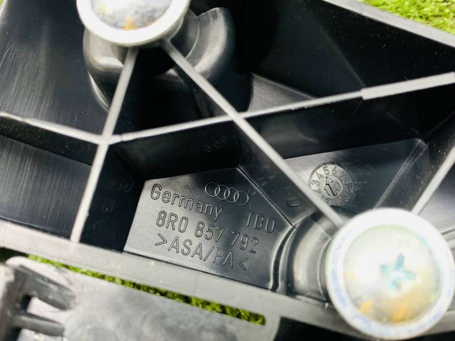 8R0857792 Накладка декоративная ремня безопасности задняя правая Audi Q5 8R 2010г. | Фото № 6 8R0857792 Накладка декоративная ремня безопасности задняя правая Audi Q5 8R 2010г. - Фото 6