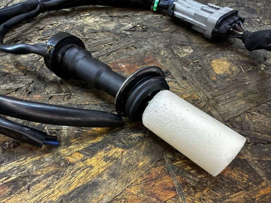 188214 Датчик уровня омывающей жидкости  Maserati Quattroporte 5 M156 2006г. | Фото № 3  188214 Датчик уровня омывающей жидкости  Maserati Quattroporte 5 M156 2006г. - Фото 3