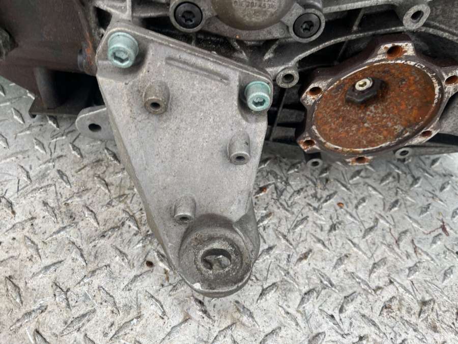 8D0399114AH Кронштейн КПП Audi A6 C5 (S6,RS6) 2001г. | Фото № 1 8D0399114AH Кронштейн КПП Audi A6 C5 (S6,RS6) 2001г. - Фото 1