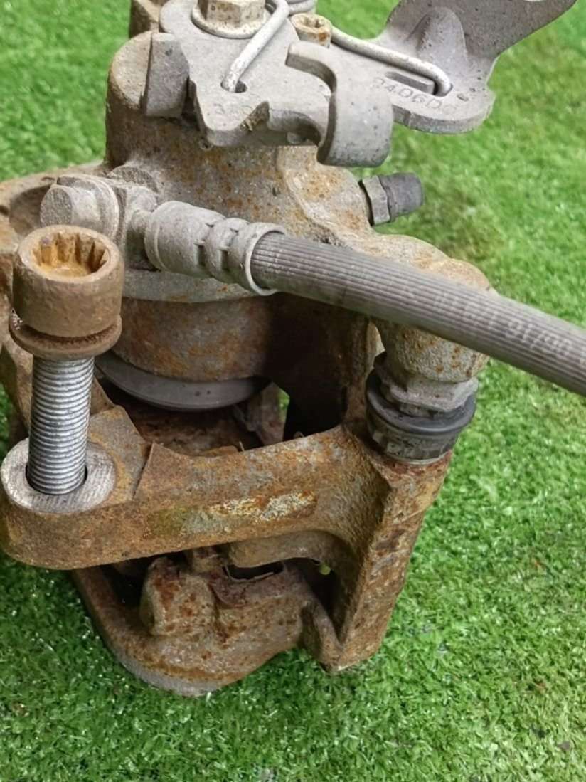 5Q0406DFR Суппорт тормозной задний правый Volkswagen Touran 1 2006г. | Фото № 4 5Q0406DFR Суппорт тормозной задний правый Volkswagen Touran 1 2006г. - Фото 4