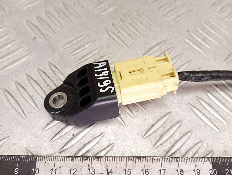 8983133020 Датчик удара  Toyota RAV4 3  (XA30) внедорожник 2008г. | Фото № 1  8983133020 Датчик удара  Toyota RAV4 3  (XA30) внедорожник 2008г. - Фото 1