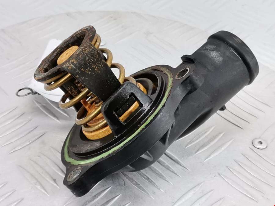 059121111F Корпус термостата Audi A4 B7 (2004-2009) Универсал 2005г. | Фото № 1 059121111F Корпус термостата Audi A4 B7 (2004-2009) Универсал 2005г. - Фото 1