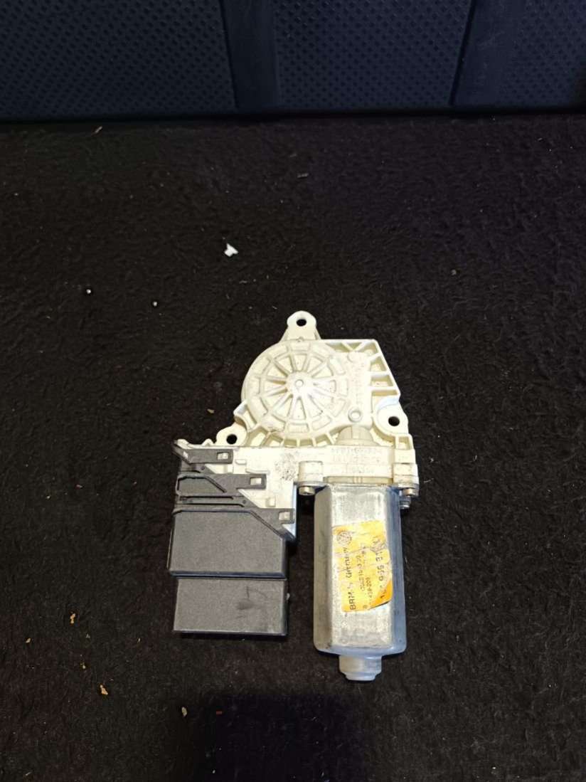 Моторчик стеклоподъемника задний правый Volkswagen Golf 4 1999г. | Фото № 1 Моторчик стеклоподъемника задний правый Volkswagen Golf 4 1999г. - Фото 1