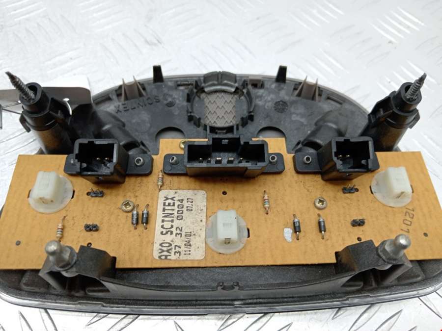 Плафон салонный Peugeot 607 (1999-2010) Седан 2003г. | Фото № 3 Плафон салонный Peugeot 607 (1999-2010) Седан 2003г. - Фото 3