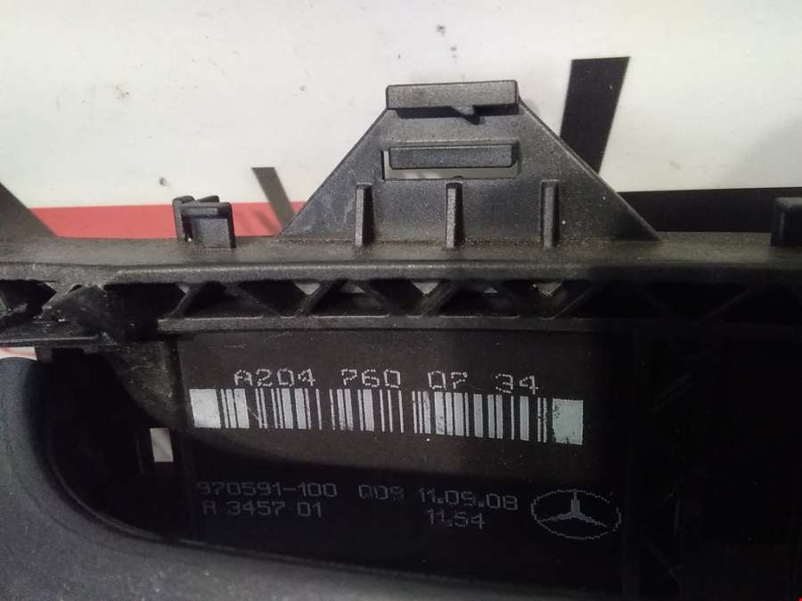 Ручка двери наружная задняя левая Mercedes C-Class (W204) (2006-2015) Седан 2008г. | Фото № 2 Ручка двери наружная задняя левая Mercedes C-Class (W204) (2006-2015) Седан 2008г. - Фото 2