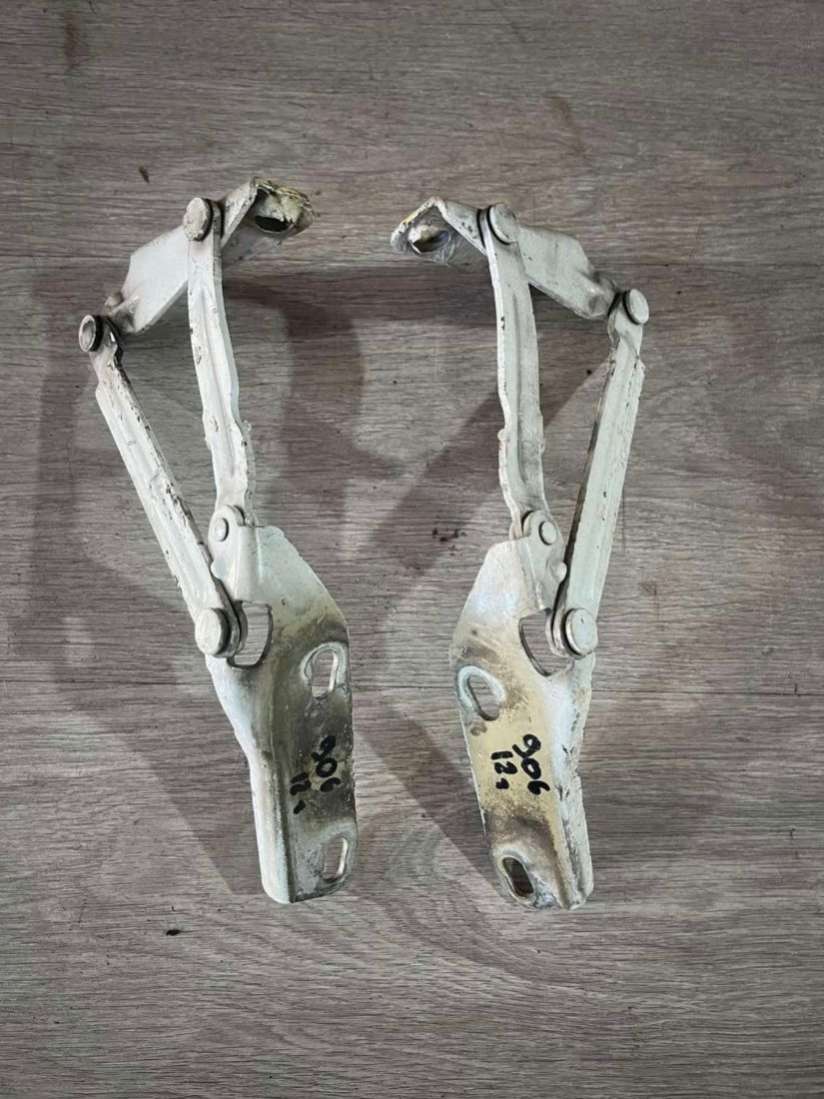 Петля капота Mercedes Sprinter W906 2012г. | Фото № 1 Петля капота Mercedes Sprinter W906 2012г. - Фото 1