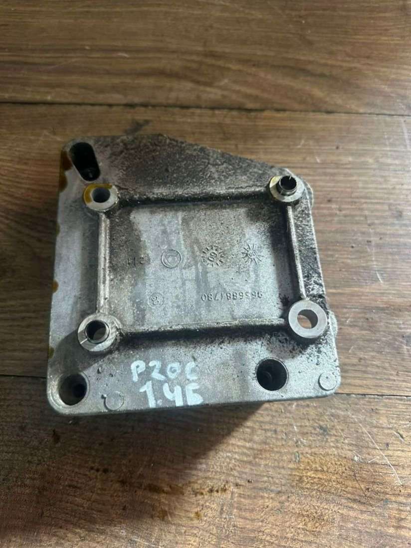 Кронштейн двигателя Peugeot 207 2008г. | Фото № 1 Кронштейн двигателя Peugeot 207 2008г. - Фото 1