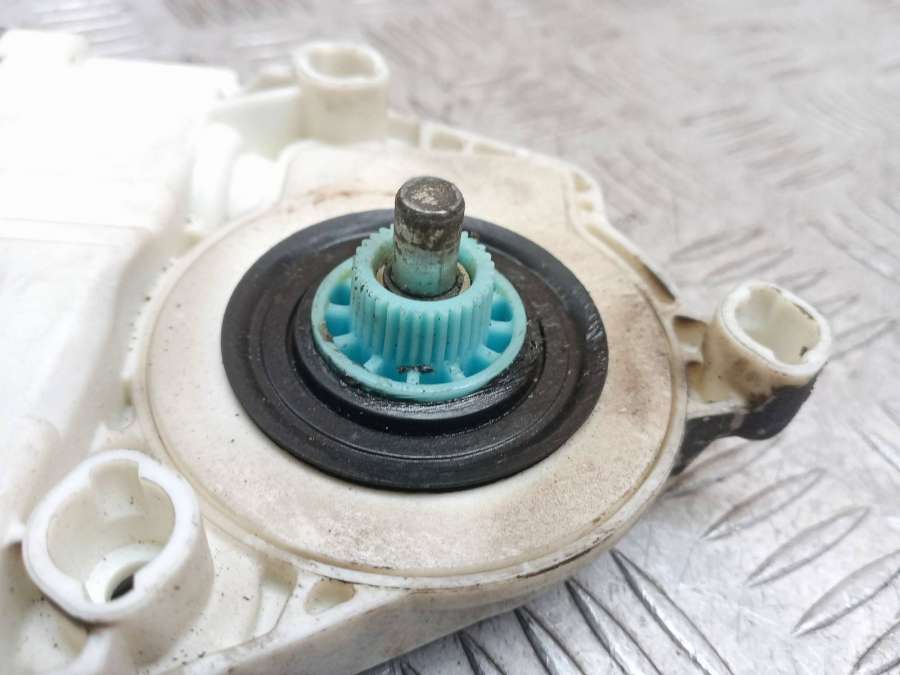 7746004902996395103997833102 Моторчик стеклоподъемника передний левый  Citroen C5 2002г. | Фото № 2  7746004902996395103997833102 Моторчик стеклоподъемника передний левый  Citroen C5 2002г. - Фото 2