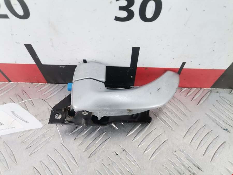 Ручка двери внутренняя передняя левая Hyundai Terracan (2001-2007) Внедорожник 5дв. 2005г. | Фото № 1 Ручка двери внутренняя передняя левая Hyundai Terracan (2001-2007) Внедорожник 5дв. 2005г. - Фото 1