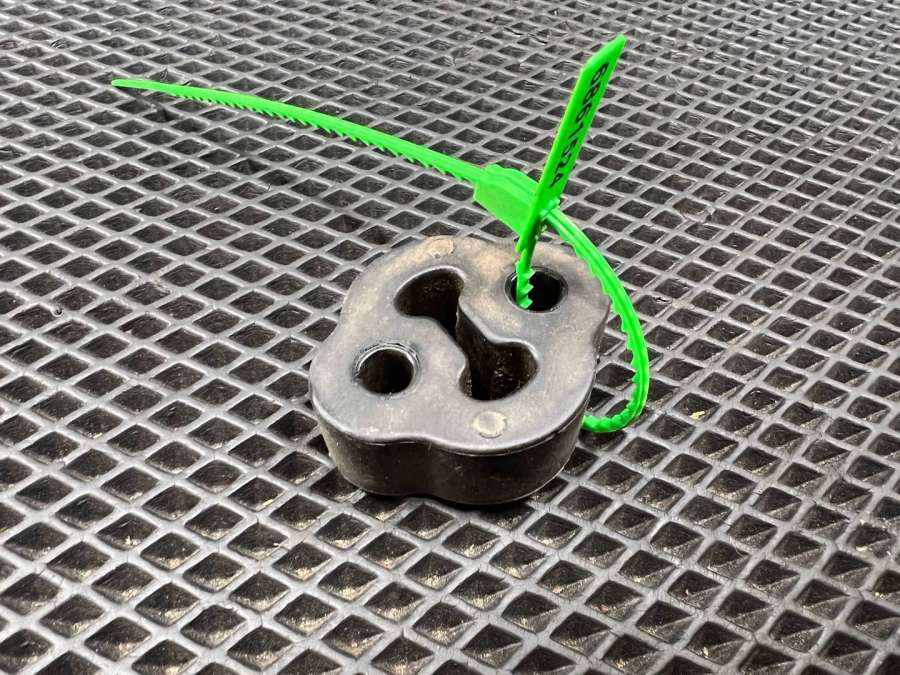 F60240061 Резинка глушителя  Mazda Premacy CP CP8W 2000г. | Фото № 1  F60240061 Резинка глушителя  Mazda Premacy CP CP8W 2000г. - Фото 1