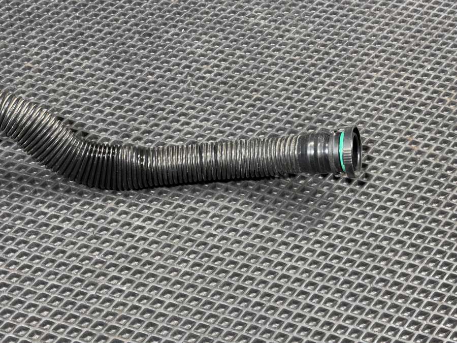 05E131149 Патрубок (трубопровод, шланг)  Volkswagen Taos  2021г. | Фото № 4  05E131149 Патрубок (трубопровод, шланг)  Volkswagen Taos  2021г. - Фото 4