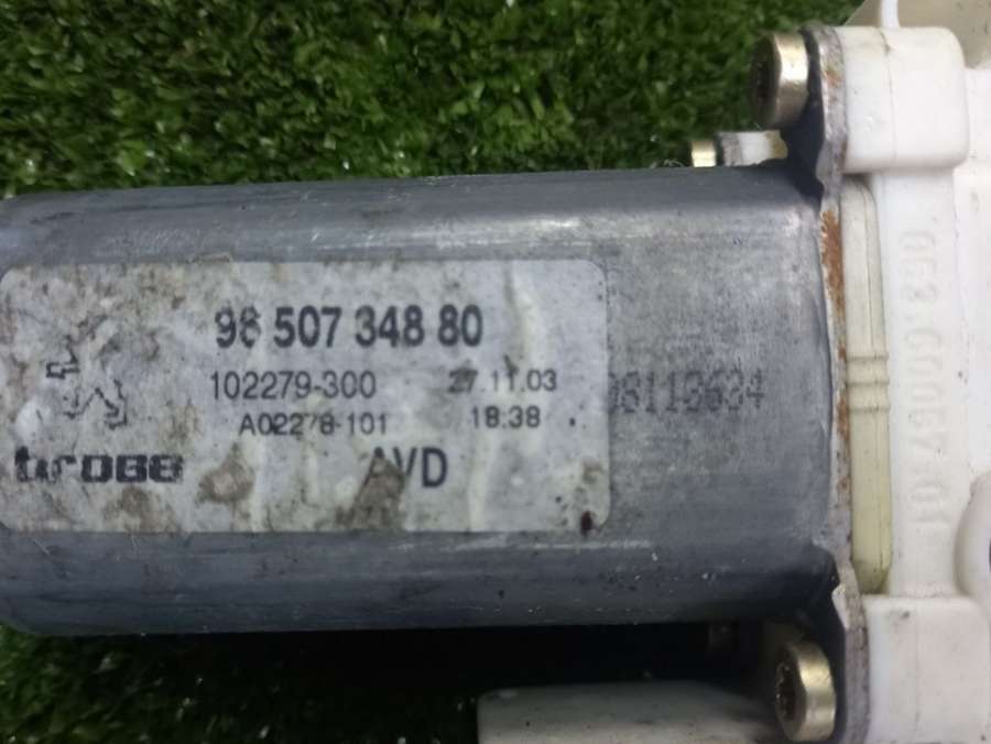 9850734880 Моторчик стеклоподъемник передний правый Peugeot 607 2000г. | Фото № 7 9850734880 Моторчик стеклоподъемник передний правый Peugeot 607 2000г. - Фото 7