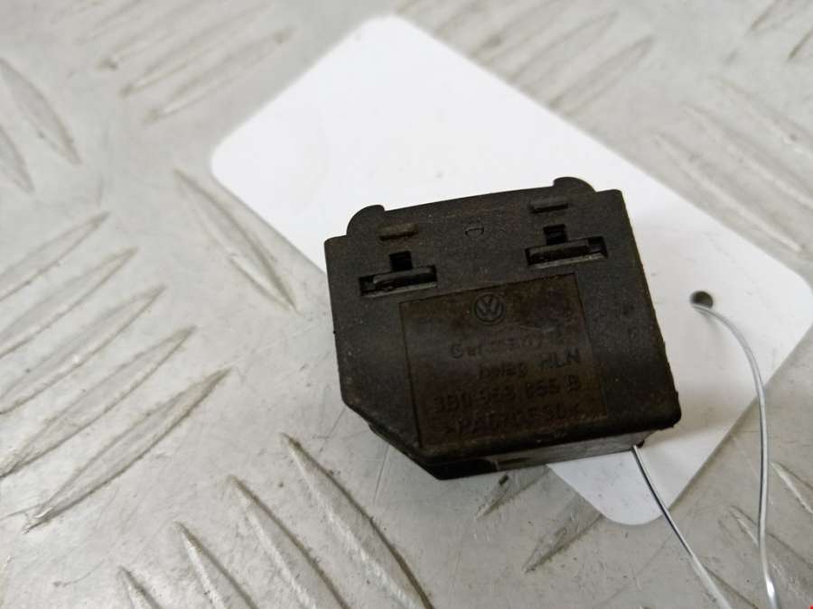 3B0959855B Кнопка стеклоподъемника Skoda Octavia 1U (1996-2010) Универсал 1999г. | Фото № 3 3B0959855B Кнопка стеклоподъемника Skoda Octavia 1U (1996-2010) Универсал 1999г. - Фото 3