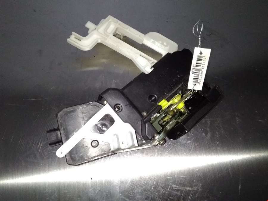 Замок двери задней левой Hyundai Santa Fe 1 (SM) (2000-2006) Внедорожник 5дв. 2004г. | Фото № 1 Замок двери задней левой Hyundai Santa Fe 1 (SM) (2000-2006) Внедорожник 5дв. 2004г. - Фото 1