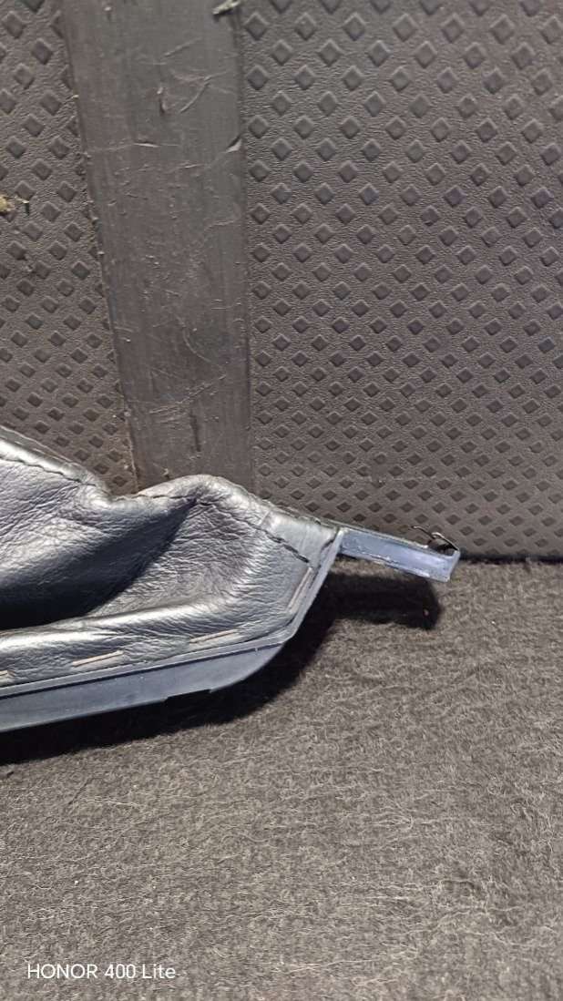 Чехол рычага ручного тормоза (ручника) Audi A6 C4 (S6,RS6) 1996г. | Фото № 8 Чехол рычага ручного тормоза (ручника) Audi A6 C4 (S6,RS6) 1996г. - Фото 8