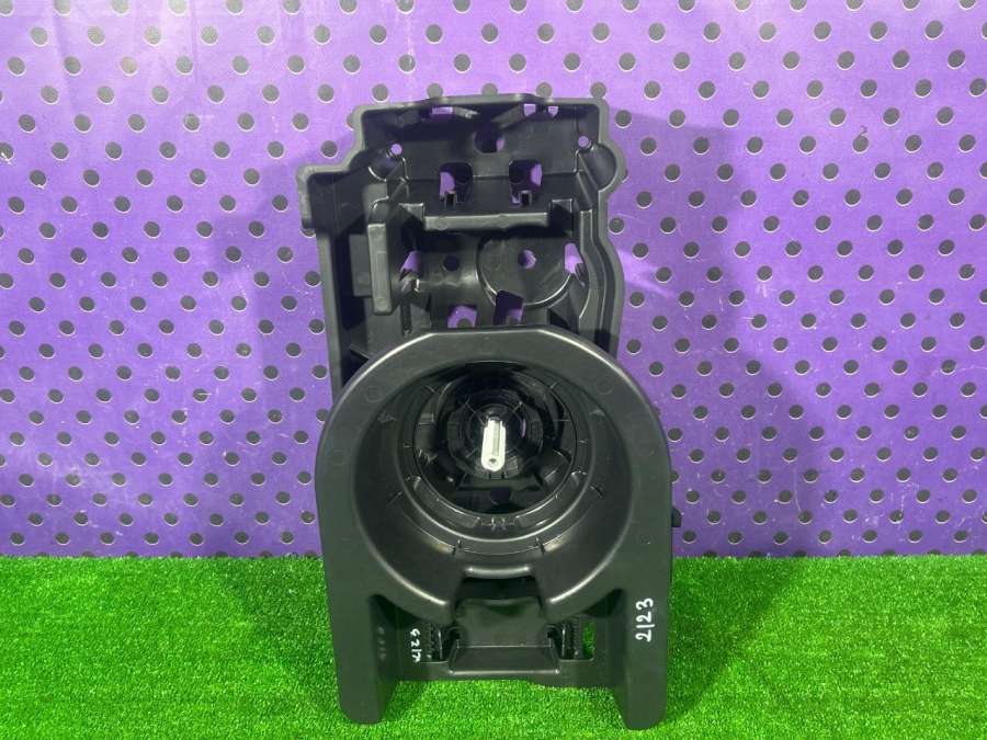 9818867680 301070 206110 Крепление запаски Peugeot 208 2 2019г. | Фото № 1 9818867680 301070 206110 Крепление запаски Peugeot 208 2 2019г. - Фото 1