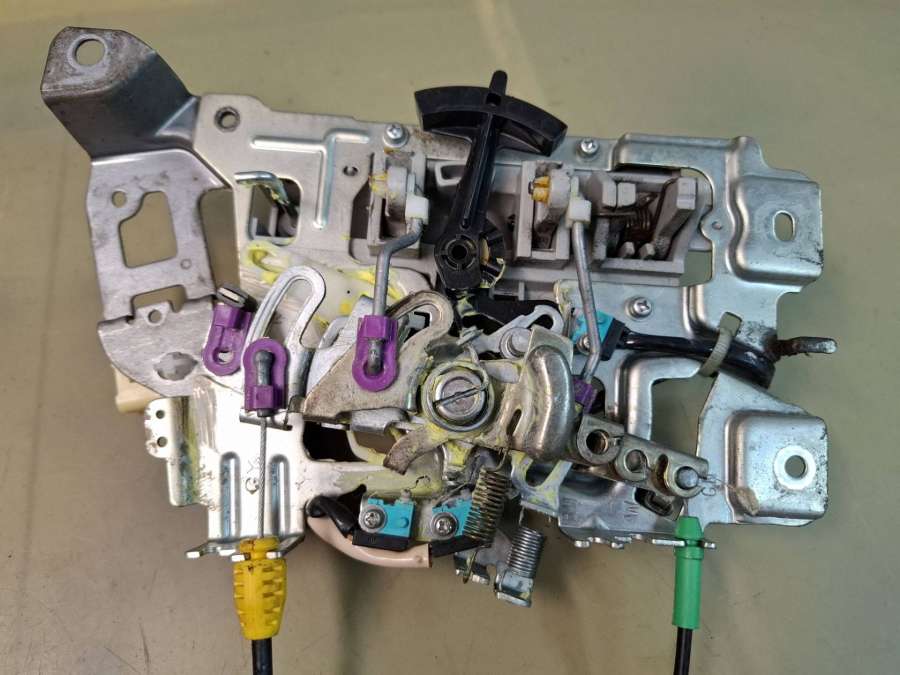 Замок двери задней левой  Toyota Sienna 2011г. | Фото № 3   Замок двери задней левой  Toyota Sienna 2011г. - Фото 3