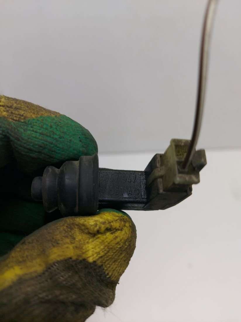 357947561 Выключатель концевой (концевик) Volkswagen Passat B3 1992г. | Фото № 3 357947561 Выключатель концевой (концевик) Volkswagen Passat B3 1992г. - Фото 3