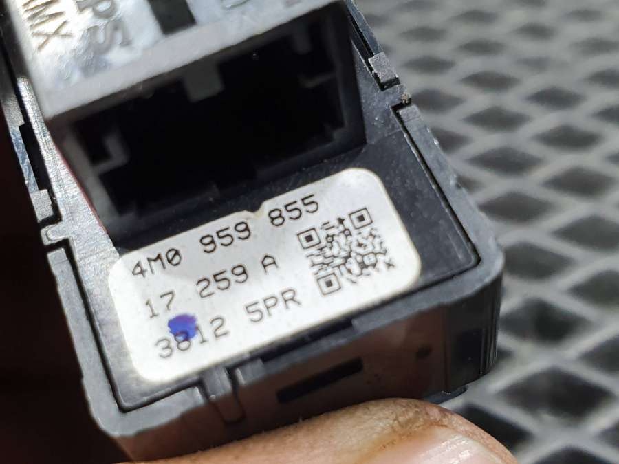 4M0959855 Кнопка стеклоподъемника двери задней левой  Audi A5 F5 2017г. | Фото № 9  4M0959855 Кнопка стеклоподъемника двери задней левой  Audi A5 F5 2017г. - Фото 9