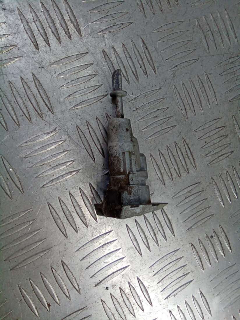 Личинка дверного замка Volkswagen Passat B7 2012г. | Фото № 2 Личинка дверного замка Volkswagen Passat B7 2012г. - Фото 2