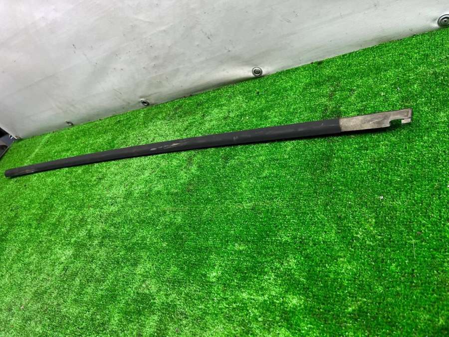 Молдинг стекла двери передней правой наружный  Volkswagen Caddy 3 2007г. | Фото № 2   Молдинг стекла двери передней правой наружный  Volkswagen Caddy 3 2007г. - Фото 2