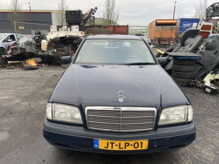 Накладка декоративная (молдинг) стекла двери передней левой Mercedes C-Class (W202) (1993-2001) Седан 1994г. | Фото № 11 Накладка декоративная (молдинг) стекла двери передней левой Mercedes C-Class (W202) (1993-2001) Седан 1994г. - Фото 11