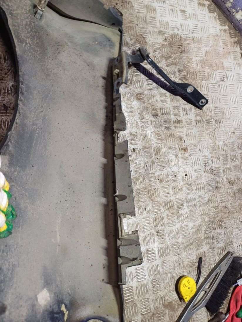 Петля капота левая  Peugeot 307 Универсал 2003г. | Фото № 1   Петля капота левая  Peugeot 307 Универсал 2003г. - Фото 1