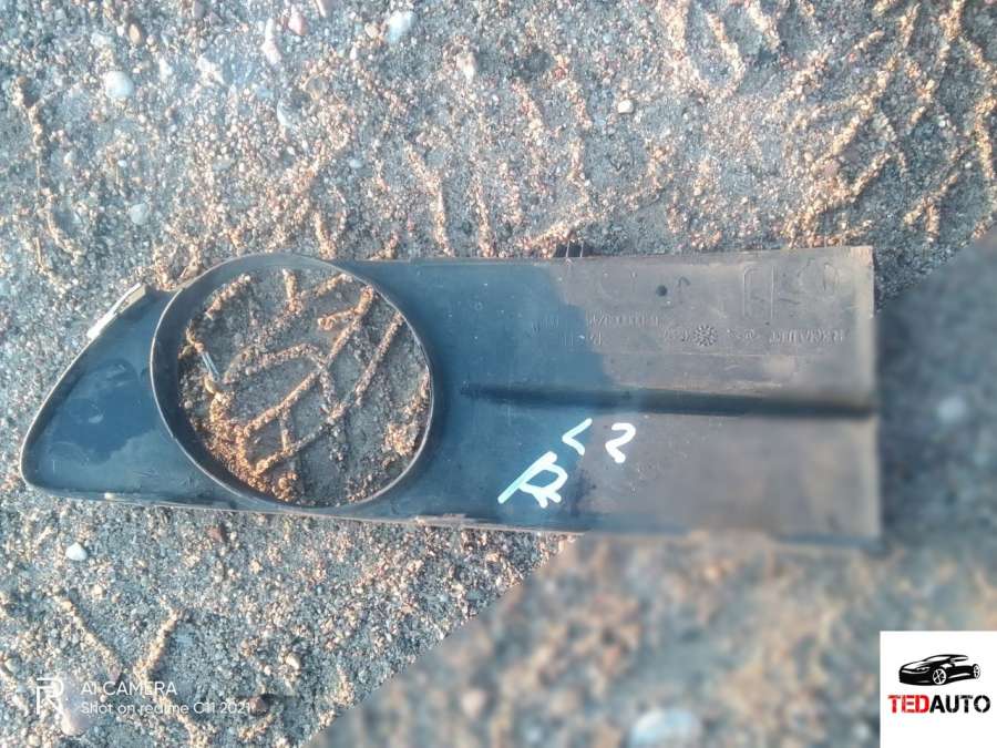 Заглушка (решетка) в бампер передний Renault Laguna 2 2002г. | Фото № 1 Заглушка (решетка) в бампер передний Renault Laguna 2 2002г. - Фото 1