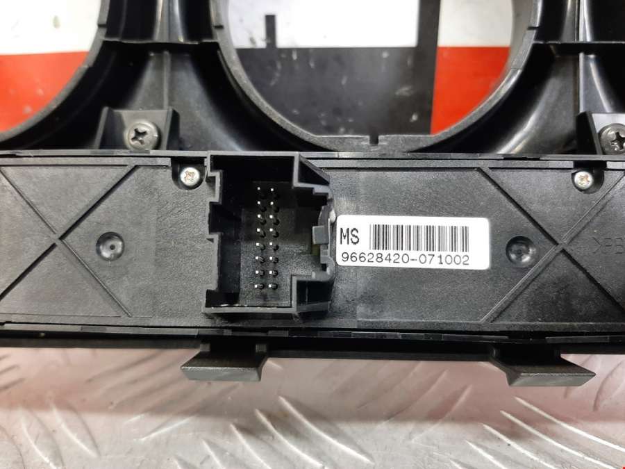 Блок кнопок Opel Antara (L07) (2006-2017) Внедорожник 5дв. 2008г. | Фото № 4 Блок кнопок Opel Antara (L07) (2006-2017) Внедорожник 5дв. 2008г. - Фото 4