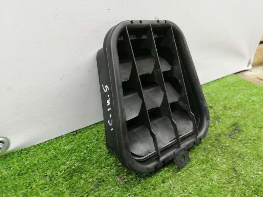 Решетка вентиляции кузова  Audi A6 C5 (S6,RS6) 1999г. | Фото № 3   Решетка вентиляции кузова  Audi A6 C5 (S6,RS6) 1999г. - Фото 3