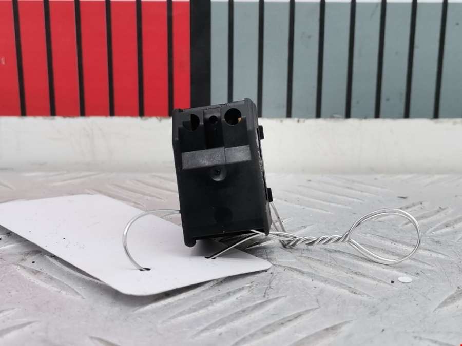 3B0959855B Кнопка стеклоподъемника Volkswagen Golf 4 (1997-2004) Универсал 2000г. | Фото № 2 3B0959855B Кнопка стеклоподъемника Volkswagen Golf 4 (1997-2004) Универсал 2000г. - Фото 2