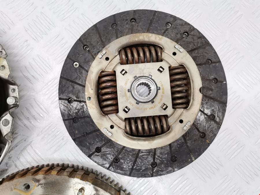 Маховик (демпфер сцепления) Peugeot 307 (2001-2008) Хетчбэк 5дв. 2004г. | Фото № 7 Маховик (демпфер сцепления) Peugeot 307 (2001-2008) Хетчбэк 5дв. 2004г. - Фото 7