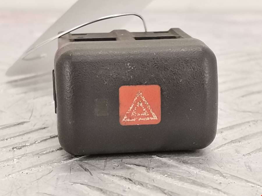 90589898 Кнопка аварийной сигнализации Opel Zafira A (1999-2006) Минивэн 2002г. | Фото № 1 90589898 Кнопка аварийной сигнализации Opel Zafira A (1999-2006) Минивэн 2002г. - Фото 1