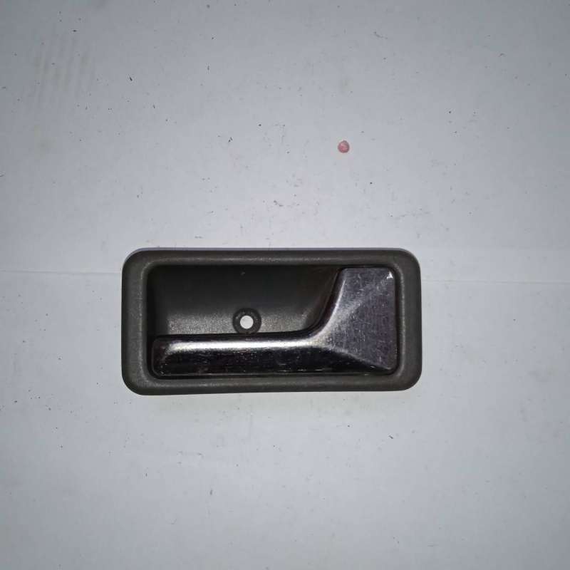 Ручка внутренняя двери  Mazda 626 GD 1990г. | Фото № 1   Ручка внутренняя двери  Mazda 626 GD 1990г. - Фото 1