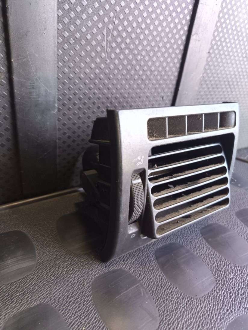 Дефлектор обдува салона Volkswagen Passat B4 1995г. | Фото № 2 Дефлектор обдува салона Volkswagen Passat B4 1995г. - Фото 2