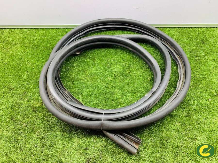 Уплотнитель двери передней правой  Ford Transit connect 1 2005г. | Фото № 1   Уплотнитель двери передней правой  Ford Transit connect 1 2005г. - Фото 1