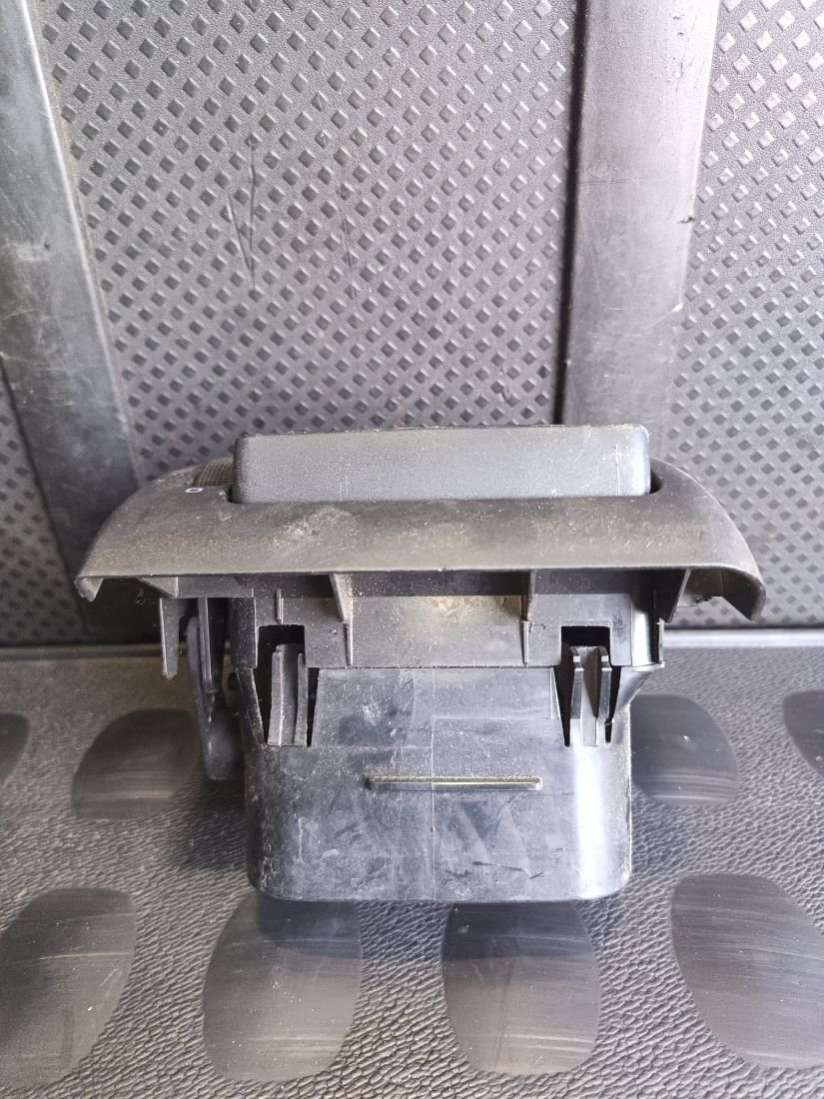 Дефлектор обдува салона Volkswagen Passat B4 1995г. | Фото № 5 Дефлектор обдува салона Volkswagen Passat B4 1995г. - Фото 5