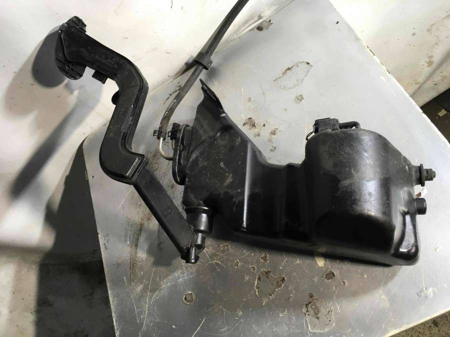 2058600260A2058600260 Бачок омывателя Mercedes-Benz C W205/S205/C205 2016г. | Фото № 1 2058600260A2058600260 Бачок омывателя Mercedes-Benz C W205/S205/C205 2016г. - Фото 1