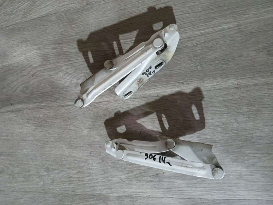 Петля капота Mercedes Sprinter W906 2014г. | Фото № 1 Петля капота Mercedes Sprinter W906 2014г. - Фото 1