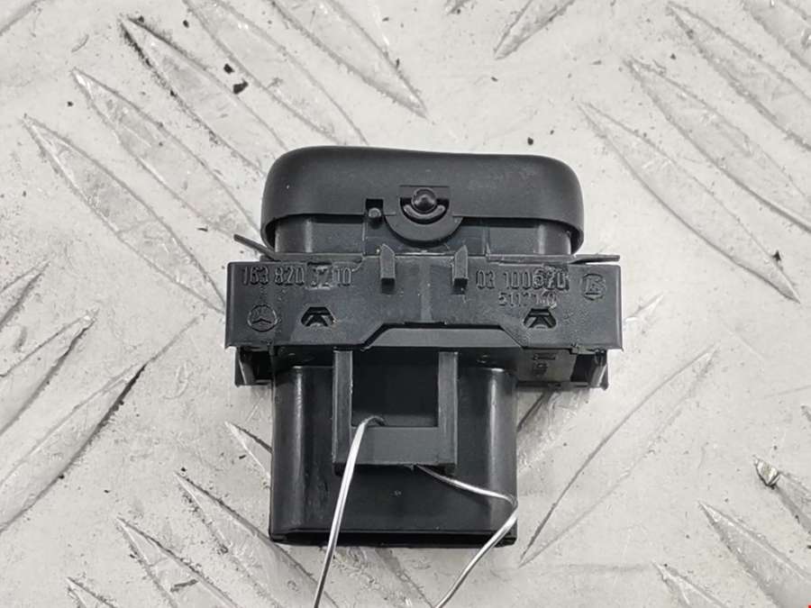 03100620 Кнопка подогрева (обогрева) сидений Mercedes ML-Class (W163) (1997-2005) Внедорожник 5дв. 2002г. | Фото № 3 03100620 Кнопка подогрева (обогрева) сидений Mercedes ML-Class (W163) (1997-2005) Внедорожник 5дв. 2002г. - Фото 3