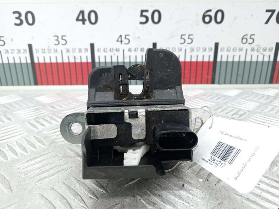 1T0827505G Замок крышки багажника Volkswagen Touran 1 (2003-2015) Минивэн 2004г. | Фото № 2 1T0827505G Замок крышки багажника Volkswagen Touran 1 (2003-2015) Минивэн 2004г. - Фото 2