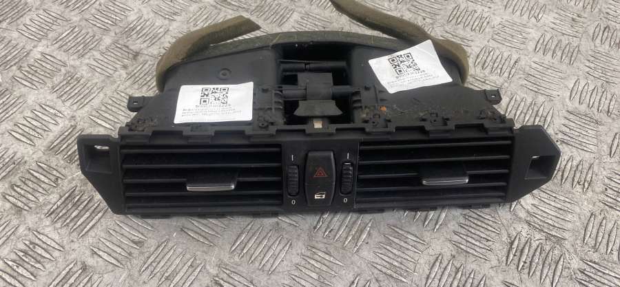 6.4226910734642E+35 Дефлектор обдува салона центральный  BMW 5 универсал 2009г. | Фото № 1  6.4226910734642E+35 Дефлектор обдува салона центральный  BMW 5 универсал 2009г. - Фото 1