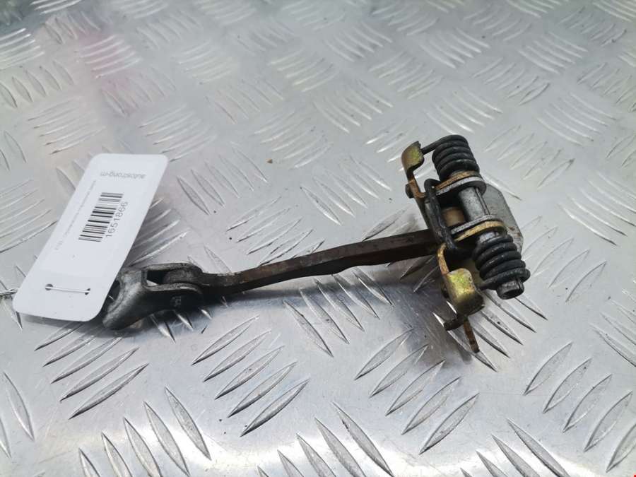 Ограничитель открывания двери задней Renault Laguna 2 (2000-2007) Универсал 2004г. | Фото № 2 Ограничитель открывания двери задней Renault Laguna 2 (2000-2007) Универсал 2004г. - Фото 2