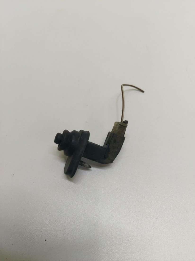 357947561 Выключатель концевой (концевик) Volkswagen Passat B3 1992г. | Фото № 1 357947561 Выключатель концевой (концевик) Volkswagen Passat B3 1992г. - Фото 1