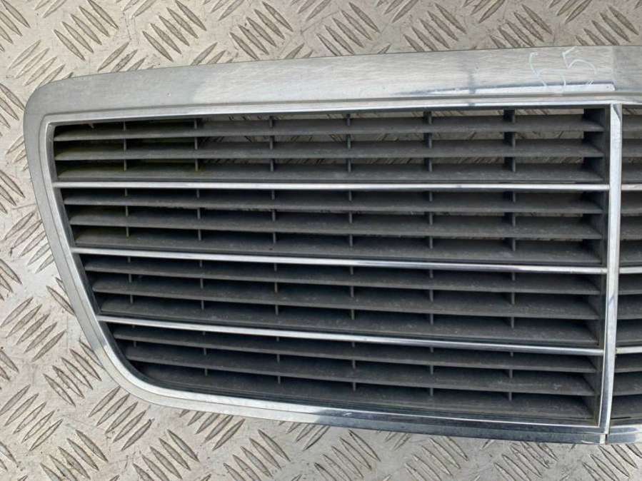 2108800583 Решетка радиатора Mercedes Benz W210 E-Klasse 1997г. | Фото № 2 2108800583 Решетка радиатора Mercedes Benz W210 E-Klasse 1997г. - Фото 2