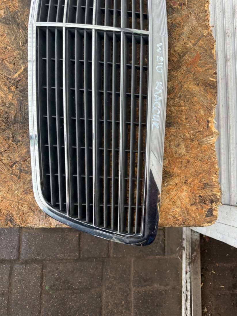 2108800583 Решетка радиатора Mercedes E W210 2001г. | Фото № 2 2108800583 Решетка радиатора Mercedes E W210 2001г. - Фото 2