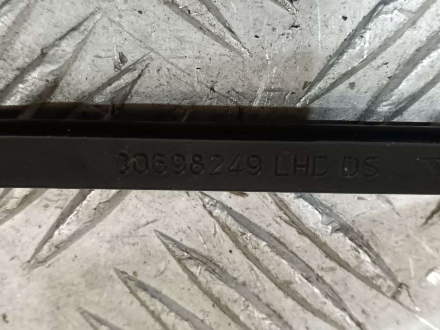 30698249 Щеткодержатели (поводок стеклоочистителя, дворник)  Volvo V50 2006г. | Фото № 8  30698249 Щеткодержатели (поводок стеклоочистителя, дворник)  Volvo V50 2006г. - Фото 8