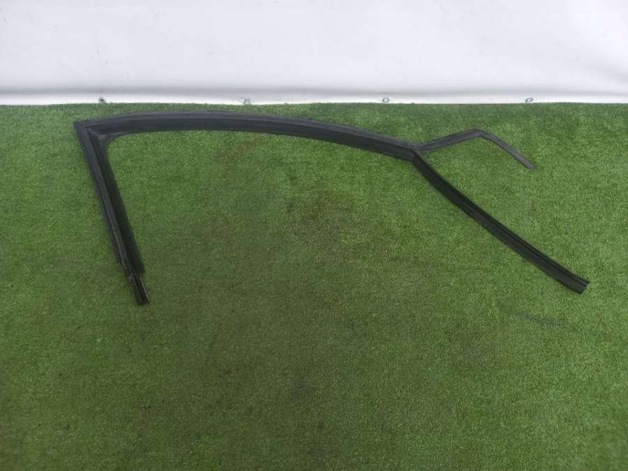 Уплотнитель двери передний правый Volkswagen Polo V 2018г. | Фото № 1 Уплотнитель двери передний правый Volkswagen Polo V 2018г. - Фото 1